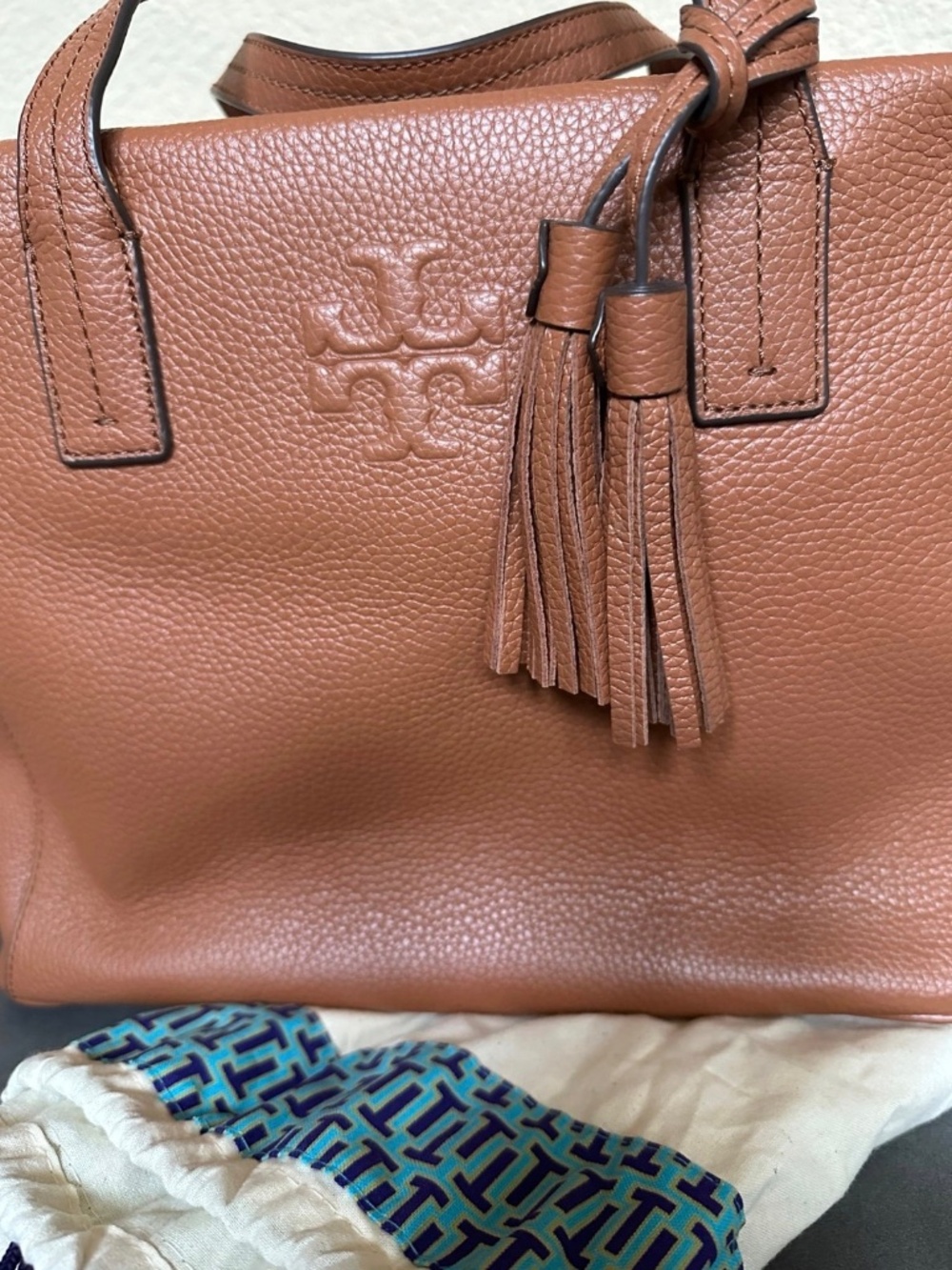 NWT Tory Burch Thea Slouchy Satchel Classic Tan 77163 Leather Brown Gold Tone - Picture 3 of 7